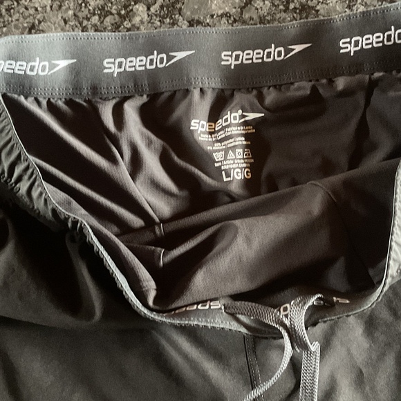 Men’s large lined Speedo swimsuit - Picture 3 of 4